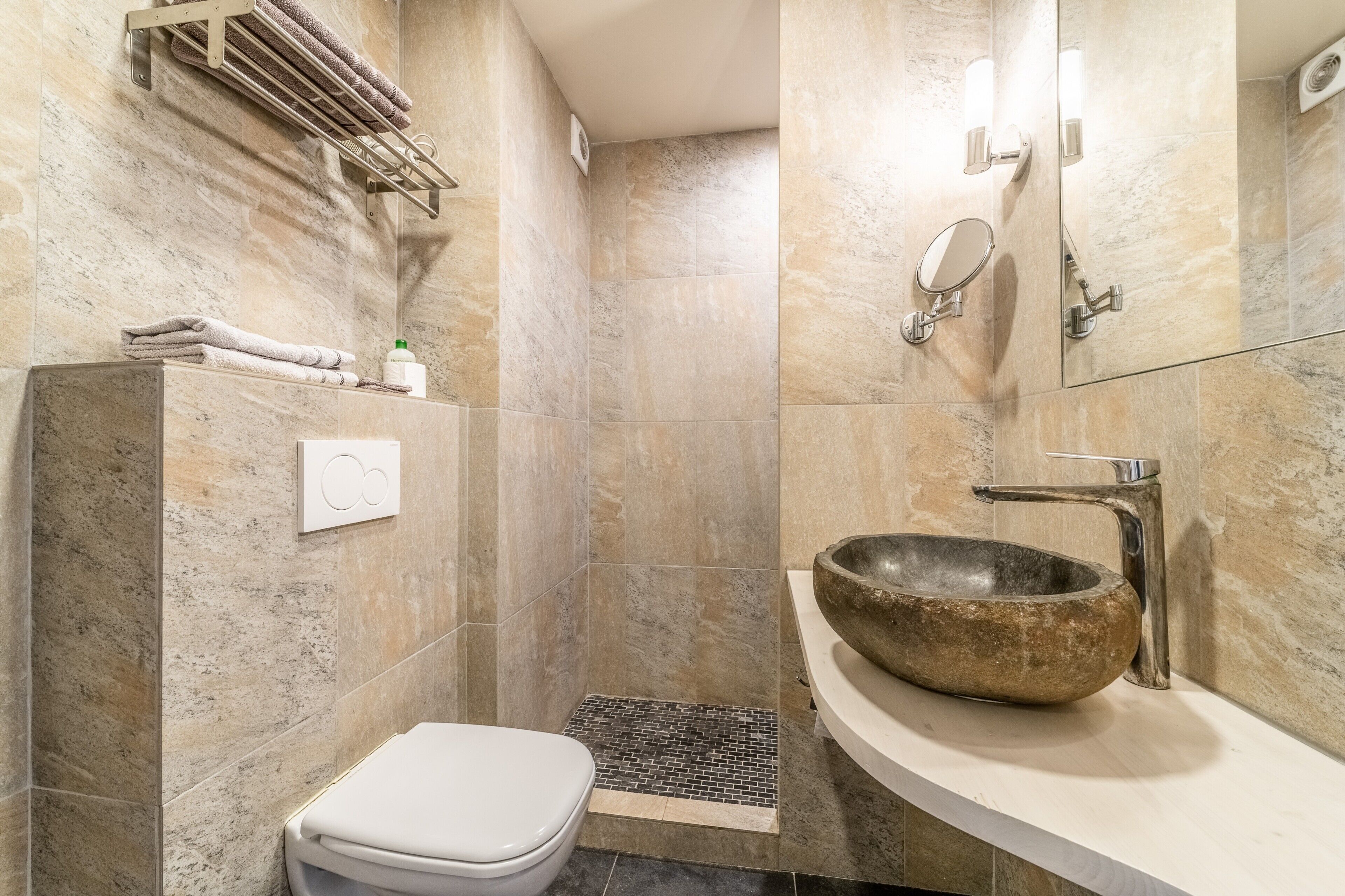 Een douche, handdoeken