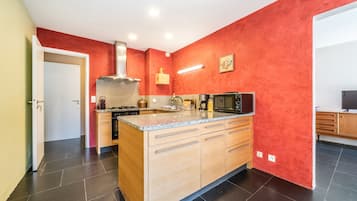 Frigorífico, microondas, horno y placa de cocina