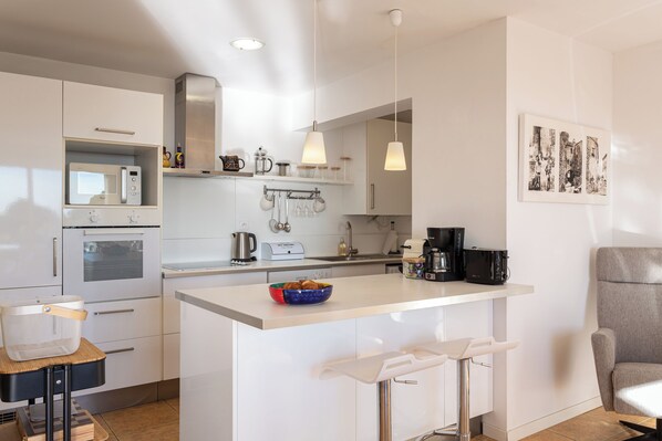 冷蔵庫、電子レンジ、オーブン、コンロ