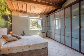 2 slaapkamers, een strijkplank/strijkijzer, gratis wifi, beddengoed