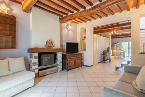 Télévision, cheminée