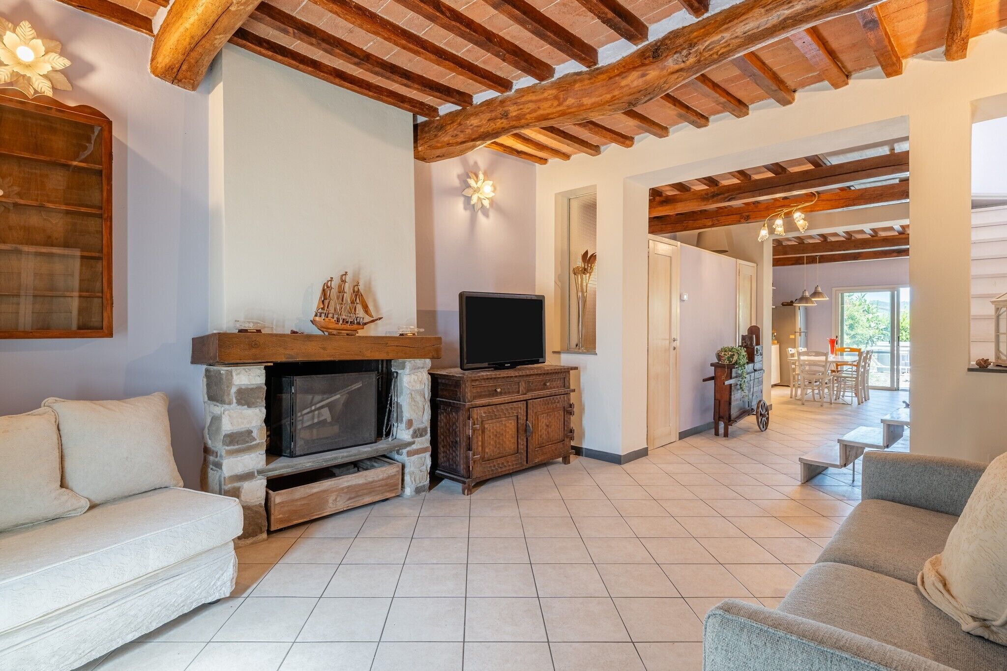 TV, fireplace