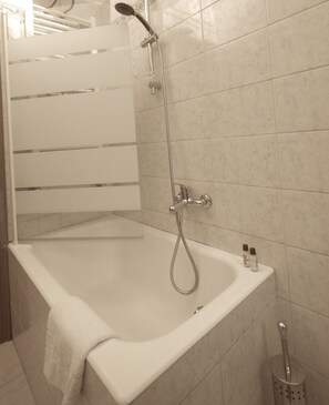 Dusche, Haartrockner, Bidet, Handtücher
