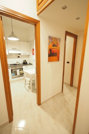 Kühlschrank, Ofen, Herdplatte, Wasserkocher mit Kaffee-/Teezubehör