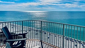 Una terraza con vistas a la playa y al océano.