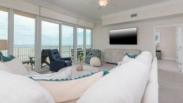 Condo, 4 habitaciones | Área de sala de estar