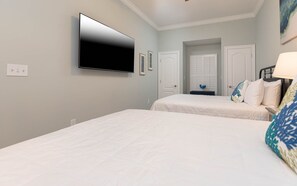 Condo, 2 Bedrooms | 2 bilik tidur, dihias secara berasingan 