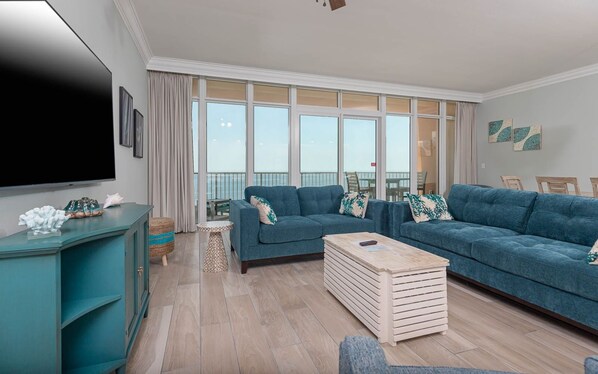 Condo, 2 Bedrooms | Living area