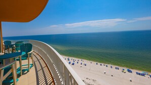 Ein Balkon mit Blick auf Strand und Meer.