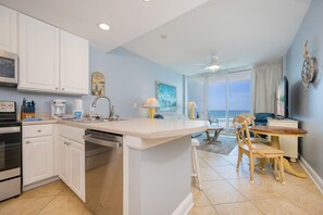 Condo, 1 habitación | Cocina privada | Refrigerador, horno y cafetera y tetera 