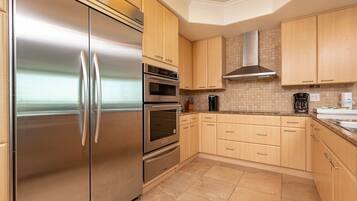 Condo, 2 Bedrooms | Private kitchen | Fridge, oven, coffee/tea maker