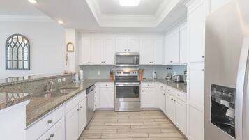 Condo, 3 Bedrooms | Private kitchen | Fridge, oven, coffee/tea maker