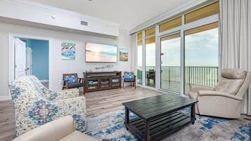 Condo, 3 Bedrooms | Living area