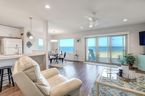 Condo, 2 quartos | Área de estar