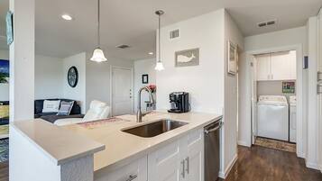 Appart'hÎtel, 2 chambres | Cuisine privée | Réfrigérateur, four, cafetiÚre/bouilloire, grille-pain