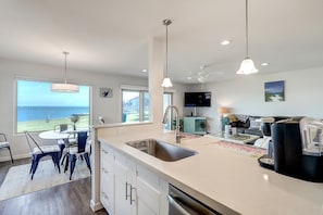 Condo, 2 quartos | Cozinha privada | Geladeira, fogão, cafeteira/chaleira, torradeira