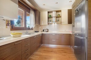 Fridge, microwave, stovetop, dishwasher - Villa 'Totta' with Private Pool, Wi-Fi and Air Conditioning (Zakynthos)