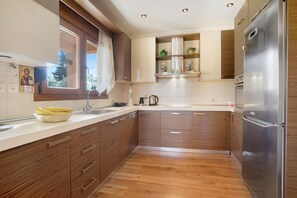 Fridge, microwave, stovetop, dishwasher