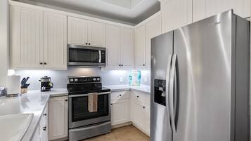 Townhome, 2 Bedrooms | Private kitchen | Fridge, oven, coffee/tea maker, toaster