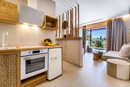 Studio apartment 'Studio Yvonne' with private pool, WLAN and air conditioning