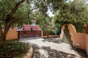 Property grounds - Holiday Home "Mirtagru Appartamento Dell'Oleandro" with Garden, 2 Private Terraces & Wi-Fi (Budoni)