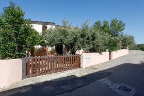 Exterior - Holiday Home "Mirtagru Appartamento Dell'Oleandro" with Garden, 2 Private Terraces & Wi-Fi (Budoni)