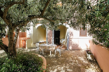 Outdoor dining. Holiday Home "Mirtagru Appartamento Dell'Oleandro" with Garden, 2 Private Terraces & Wi-Fi
