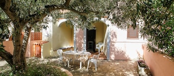 Vacation Home "Appartamento Dell'Oleandro" with Garden, 2 Private Terraces & Wi-Fi