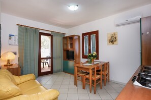 TV - Holiday Home "mirtagru Ena casa vacanze" with 2 Private Terraces and Wi-Fi (Budoni)