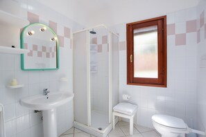 Shower, hair dryer, towels - Holiday Home "mirtagru Ena casa vacanze" with 2 Private Terraces and Wi-Fi (Budoni)