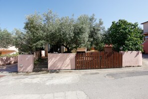 Property grounds - Holiday Home "mirtagru Ena casa vacanze" with 2 Private Terraces and Wi-Fi (Budoni)