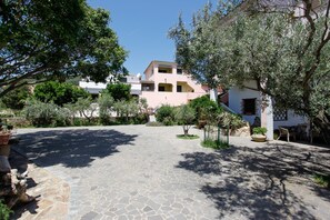 Property grounds - Holiday Home "mirtagru Bilo Mare 2" with Sea View, Private Terrace and Wi-Fi (Budoni)