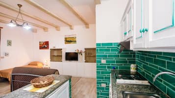 Kühlschrank, Ofen, Herdplatte, Wasserkocher mit Kaffee-/Teezubehör