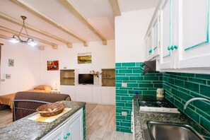 Fridge, oven, stovetop, coffee/tea maker