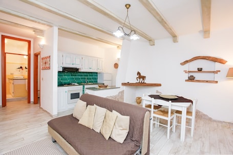 TV. Holiday Home "mirtagru Bilo Mare 2" with Sea View, Private Terrace and Wi-Fi