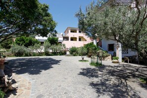 Property grounds - Vacation Home "Trilo Mare" with Sea View, Private Terrace & Wi-Fi (Budoni)