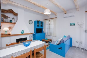 TV - Vacation Home "Trilo Mare" with Sea View, Private Terrace & Wi-Fi (Budoni)
