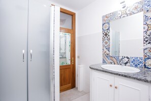 Suihku, hiustenkuivaaja, pyyhkeet