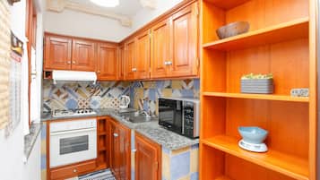 Kühlschrank, Ofen, Herdplatte, Wasserkocher mit Kaffee-/Teezubehör