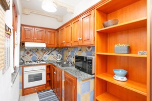 Fridge, oven, stovetop, coffee/tea maker