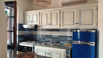 Kühlschrank, Ofen, Herdplatte, Wasserkocher mit Kaffee-/Teezubehör