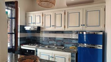 Kjøleskap, ovn, kokeplater og kaffetrakter/tekoker