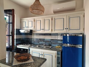 Refrigerador, horno, placa de cocina, cafetera/tetera