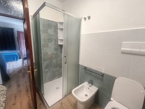 Regadera, secadora de cabello, toallas 