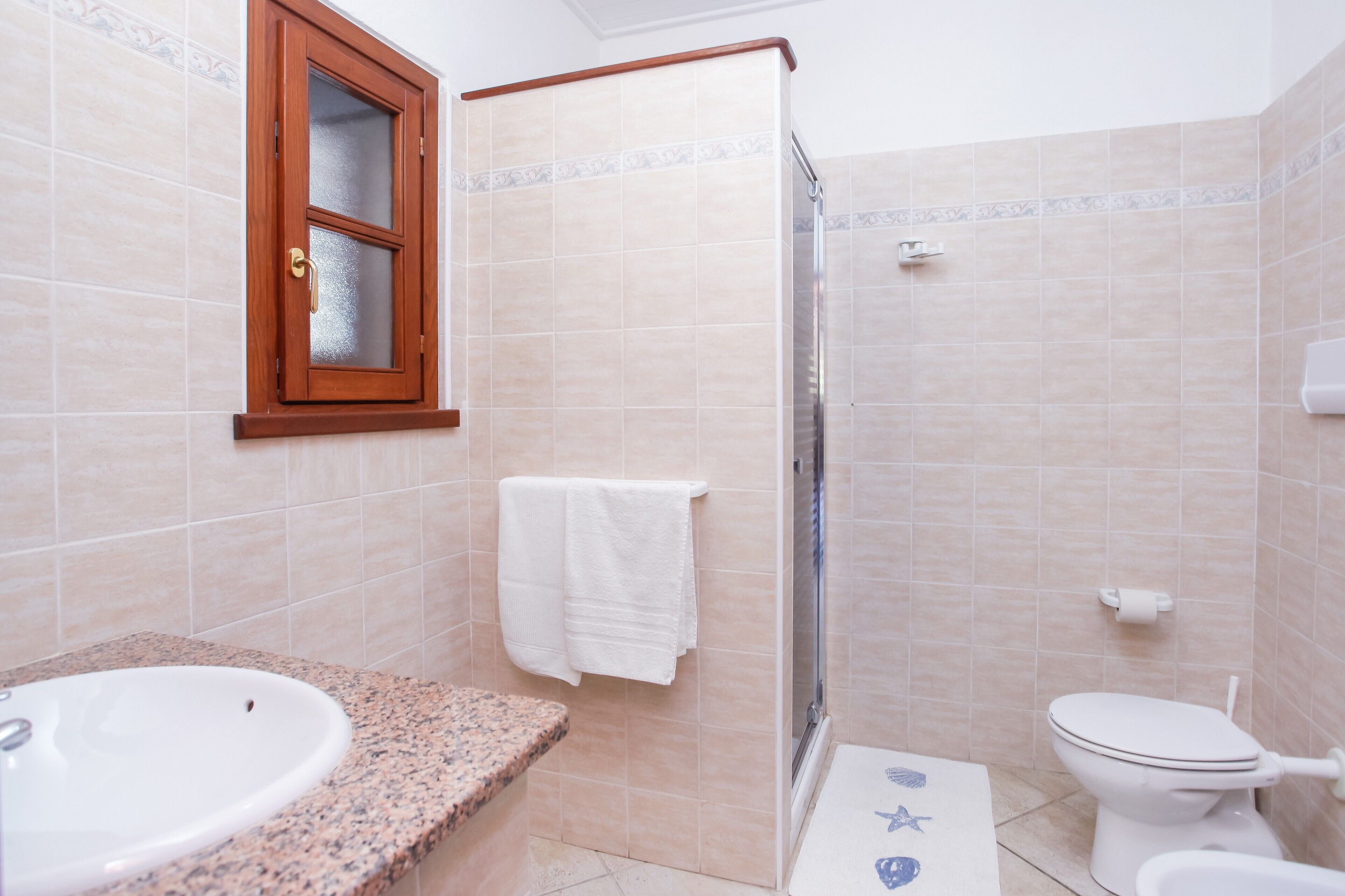 Een douche, gratis toiletartikelen, een haardroger, handdoeken