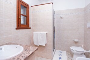 Regadera, amenidades de baño gratuitas, secadora de cabello, toallas 