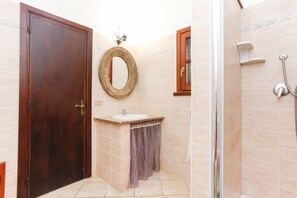 Regadera, amenidades de baño gratuitas, secadora de cabello, toallas 