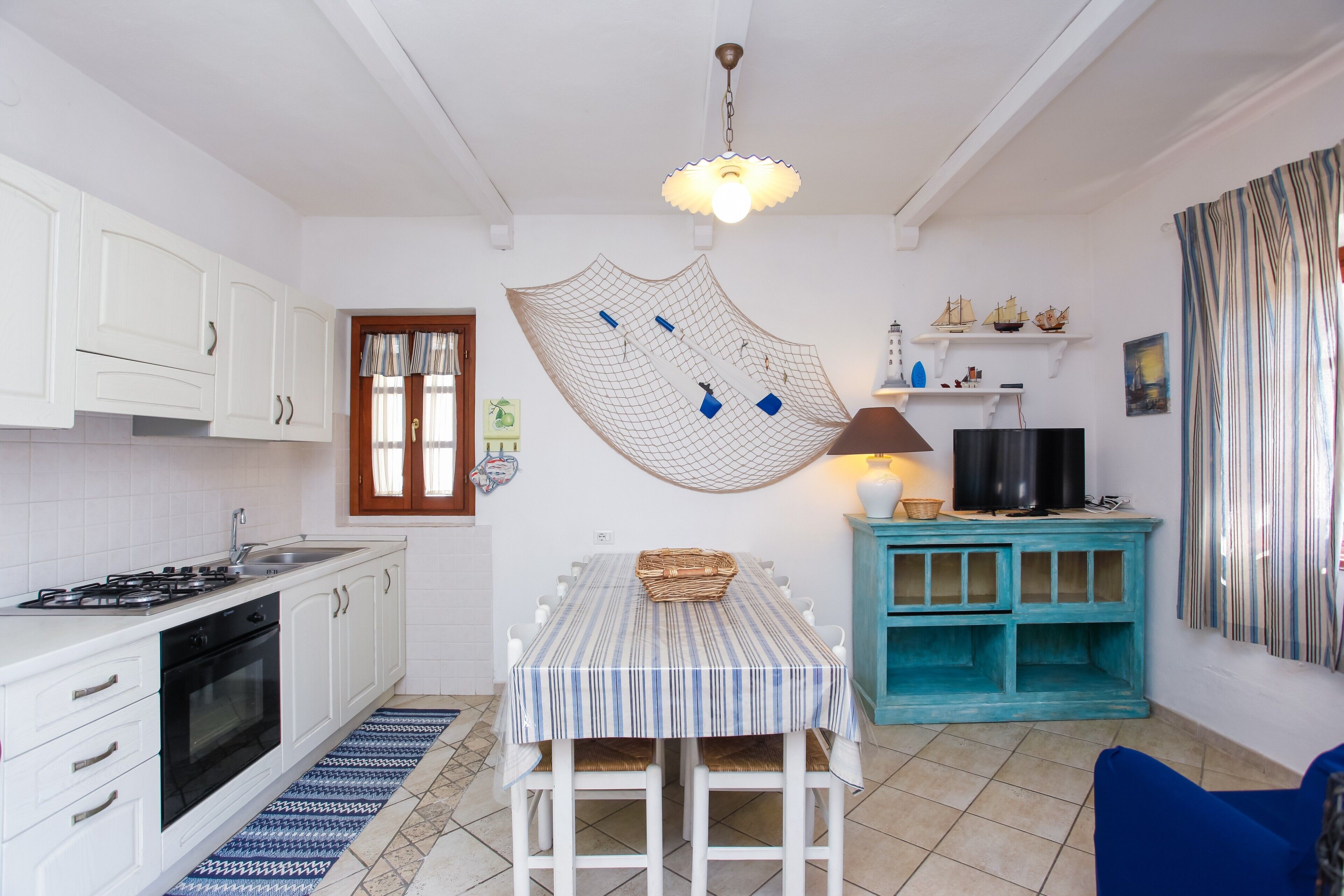 冷蔵庫、オーブン、コンロ、コーヒー / ティーメーカー