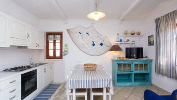 Kühlschrank, Ofen, Herdplatte, Wasserkocher mit Kaffee-/Teezubehör