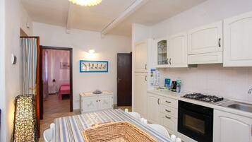 Kühlschrank, Ofen, Herdplatte, Wasserkocher mit Kaffee-/Teezubehör